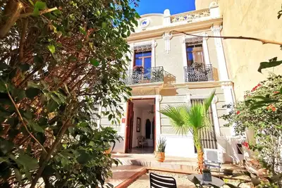 Image de Huge 2 Story Villa with Gardens In Central Location