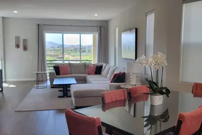 Image de Luxurious New 4 Bd/3. 5 Ba House - Near public transportation