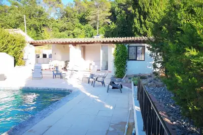 Image de Charmante mas provençale avec piscine et superbe vue sur les collines de Grasse