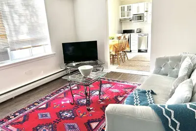 Image de Elegant Brand New Apartment in Central Burlington