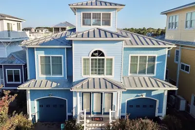 Image de Coastal Elegance Meets Small Town Charm