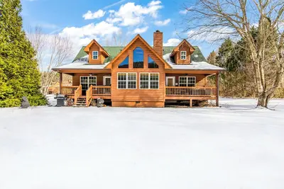 Image de Riverfront cabin, arcade, hot tub, pool, trout fishing, pet friendly