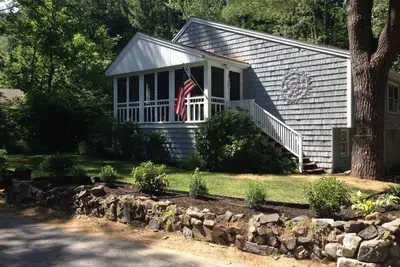 Image de Fully Renovated Fabulous Location With Privacy Sleeps 8 within 2 units!