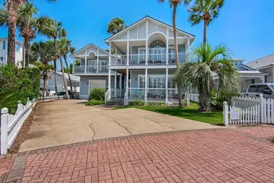Image de Palm Place, Spacious beach house steps to the powdery sand and emerald water.