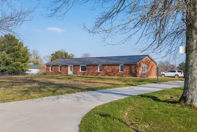 Image de Farmhouse living within sight of Lexington - Horse Paddock available