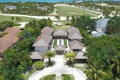 Image de Dramatic luxury villa with golf and ocean view, walking distance from the beach.