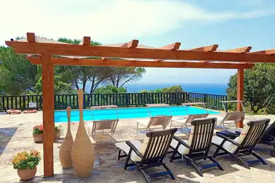 ClicksSardegna Villa Barranch avec vue sur la mer et piscine pour 6 personnes