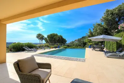 Image de Belle villa Cannes-Mandelieu / 8pers / clim/ piscine débord/ vue mer
