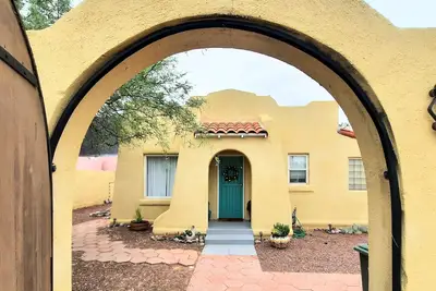 Image de Historic private 3 bed 2 bath, Walk to the University.