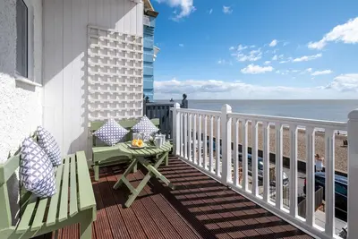 Image de Crag’s Nest - Seafront/Sea View Apartement - sleeps 4 guests in 2 bedrooms