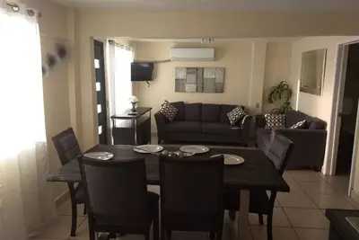 Image de Beautiful House on 2nd Floor (Close to the airport! )