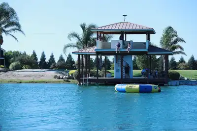 Image de Water / Ranch setting with all the city amenities