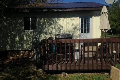 Image de cozy cabin surrouned by mature trees on wabigoon lake