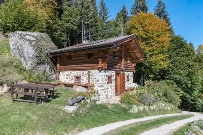Image de Maison de vacances \"Baita Pizabornè\" avec vue sur les montagnes et jardin.