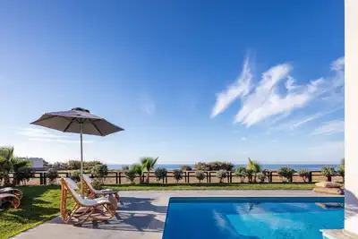 Image de Villa Walking Distance to the Beach with 50m2 Private Heated Pool & hot Tub!