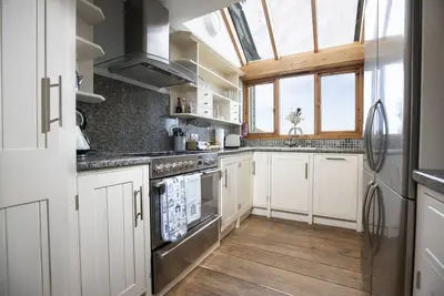 Image de Stunning front line Beach House with incredible sea views, parking & garden
