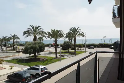 Image de Ninfa. Appartement avec balcon parfait pour familles avec enfants. Vues à la mer.