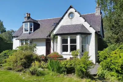 Image de Fabulous house with sun-doors and patio - Large mature garden. Mountain views.