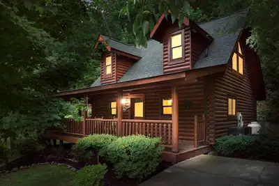 Image de Updated 1 Bedroom w/ Hot Tub, Convenient, WiFi, Grill, Easy Access, Free Tickets