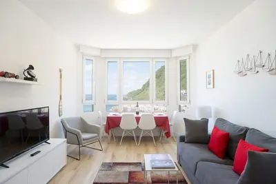 001 / Mirador Zurriola, beach front