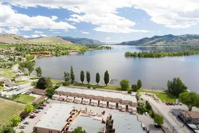 Image de Lakefront- 3 bdrm Townhome #108  Amazing Osoyoos Chris - casadeloro108@gmail. com