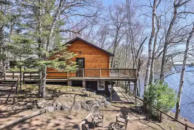 Image de Stunning remodeled lakeside cottage on Little Saint Germain Lake