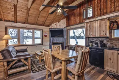Image de Beautiful remodeled lakefront cabin on Little St Germain