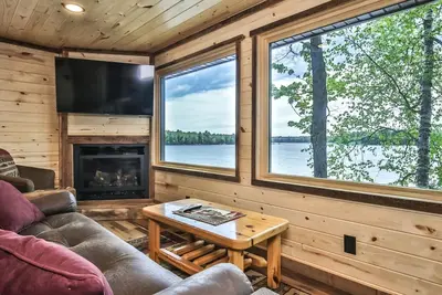 Image de Gorgeous remodeled lakeside cabin with fireplace, personal dock, and sandy beach