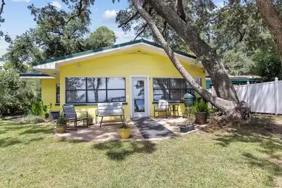 Image de Take a look at \"The D Cottage\" on the Bay