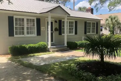 Image de Historic District, 3 bedrooms & 2 full baths, one level. Fenced backyard. Porch.