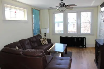 Image de Large Lower East Side Mke flat (sleeps 10) near Brady Street & N Water Street