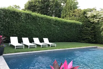 Image de Perfect Home dans le coeur de Southampton Village. Magnifiquement paysagé Piscine