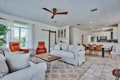 Image de One & Only Features + Crystal Beach Desired Spot + Private Yard + Steps to Beach