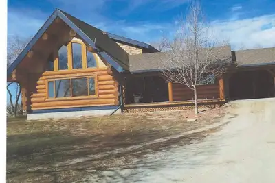 Image de Three level  Log  Home on Private 40 Acre Estate.