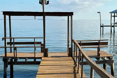 Image de Entire Waterfront Home with 110Ft lighted private Fishing Pier on Galveston Bay!