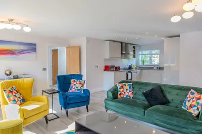 Image de Garland Modern Spacious Apartment, Brentwood 2 With Private Entrance & Parking