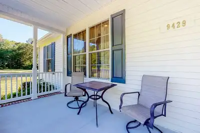 Image de Family-Friendly Home Close to Oc w/Furnished Porch, Central A/C, & Free WiFi