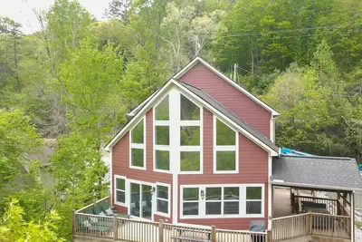 Image de Spring Lily Retreat - Spacious, Lakefront, Hot Tub, Private Dock, Peaceful Cove!