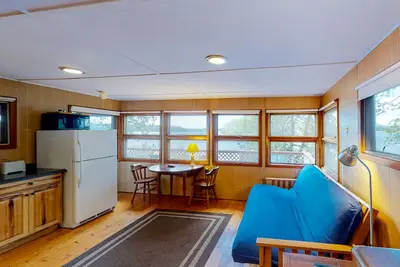 Image de Dog-friendly bay-front cabin with screened porch & great views - next to trails