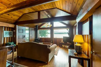 Image de Charming waterfront home with full kitchen, furnished deck, & incredible views