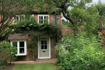 Image de Cosy 18th Century Cottage. Backs onto Golf Course, Village location.