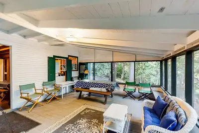 Image de Dog-Friendly Lakefront cabin w/Free WiFi, Patio, Deck, Dock, & Water Views