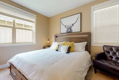 Image de Secluded & sunlit desert oasis with pool, hot tub, tennis courts, & fireplace