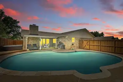 Image de Modern & Chic 4-Bd/2-Ba | Pool, Hot Tub, Bbq Grill