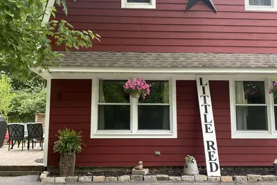 Image de Quaint country house nestled in the woods