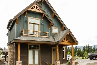Image de Spacious getaway w/ chef's kitchen, fireplace, & year-round fun