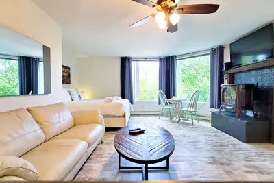 Image de Open Plan Living Area | 2 Q Beds | Full Kitchen | Walk to Ski Lifts