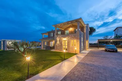 Image de New stone villa with a pool