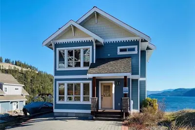 Image de Unobstructed panoramic water & mountain lake front cottage