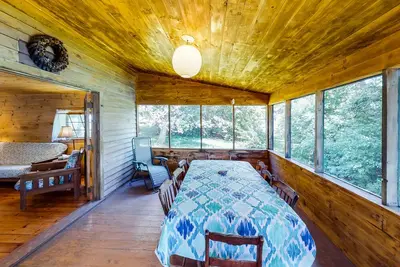 Image de Classic lakefront cabin with screened-in porch & great views - dogs welcome